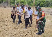 Kapolsek Mandiangin Dukung Ketahanan Program Pemerintah Pusat Tanam Jagung Bersama Unsur Tripika dan Kades