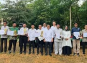 DLH Sarolangun Berikan Piagam Penghargaan Adiwiyata