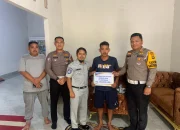 Satlantas Polres Sarolangun Bergerak Cepat Serahkan Santunan Pada Keluarga Korban Laka Lantas Di Desa Rangkiling