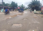 Pengendara Bermotor Harapkan Pemkab Sarolangun Perbaiki Jalan Berlubang