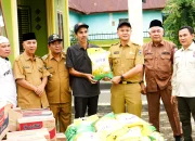 Pemkab Serahkan Bantuan Warga Terdampak Banjir Desa Muara Ketalo dan Sungai Rotan