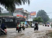Pengendara Bermotor Mengeluh Jalan Poros Rusak dan Berlubang