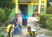 Kepsek SDN 116 / VII Siliwangi Goro Bersama Bersihkan Lingkungan Sekolah