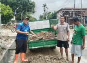 Kades Bersama Warga Angkat Cangkul Bersihkan Badan Jalan Poros Desa Pasar 