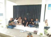 Kapolres Sarolangun Dinilai Sosok Pemimpin Sangat Merakyat Duduk Dilantai Ngopi Bareng Warga 