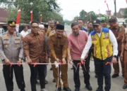 Bupati Sarolangun Dampingi Anggota DPR RI Resmikan Jalan Menuju Lima Desa Di Desa Pematang Kolim Kecamatan Pelawan 