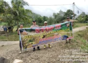 Polsek Batang Asai Pasang Baliho Larang Aktivitas PETI