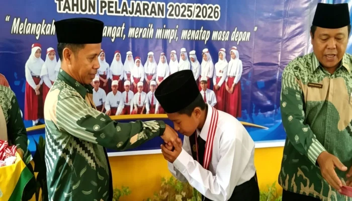 Kades Hadiri Pelepasan Siswa SDN 135/VII Pasar Singkut II Tahun 2026